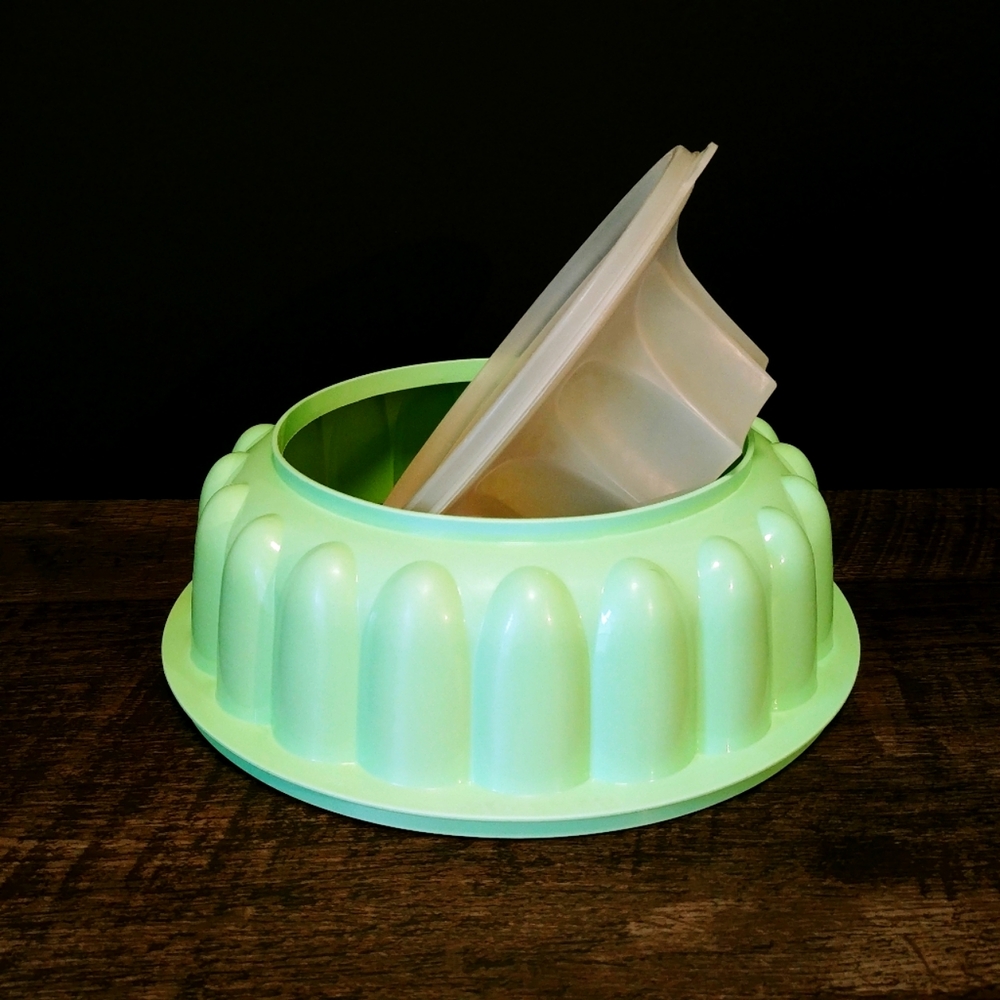 Tupperware Jell-O Mold Vintage Large Light Green 9" GUC